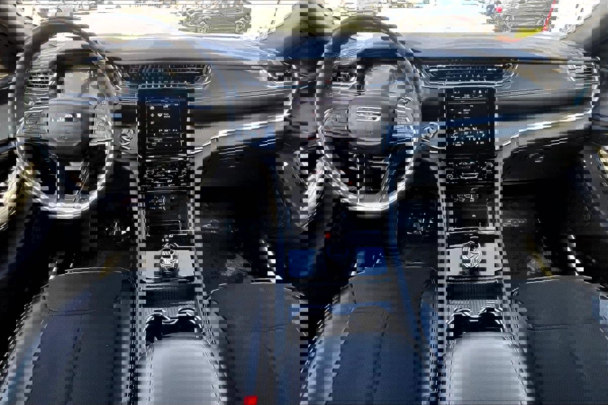 Used 2024 Jeep Grand Cherokee L Laredo image 11