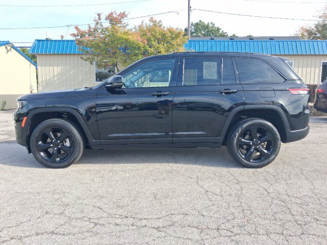 Used 2023 Jeep Grand Cherokee Limited w/ Black Appearance Package AWD/4WD image 7