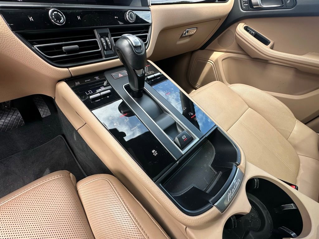 Certified 2023 Porsche Macan AWD/4WD image 29