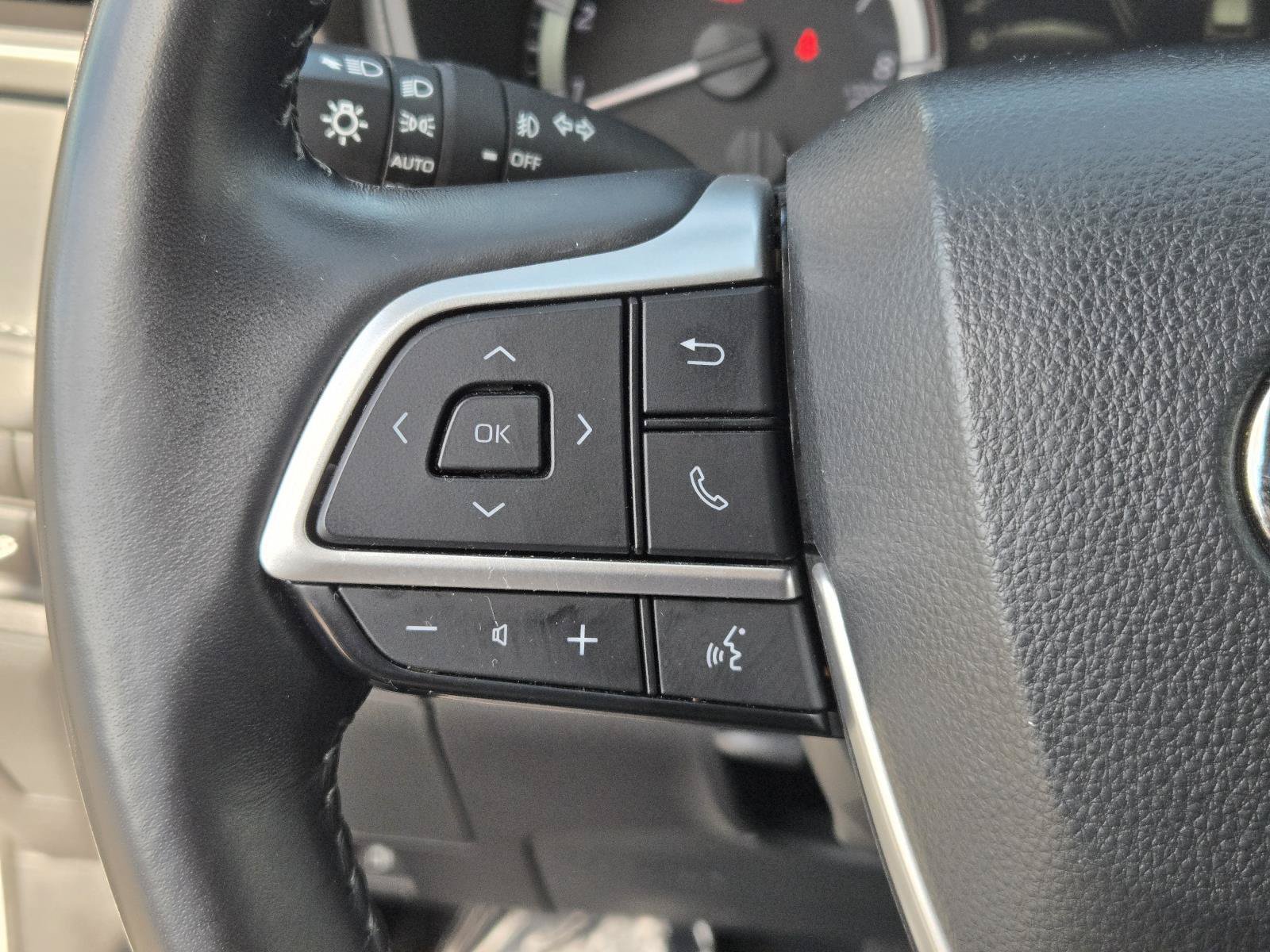 Used 2024 Toyota Highlander LE FWD image 17