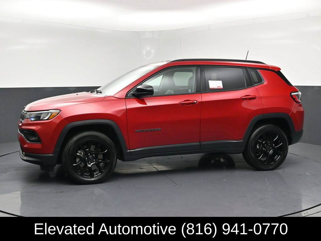 Used 2025 Jeep Compass Latitude w/ Altitude Special Edition AWD/4WD image 2