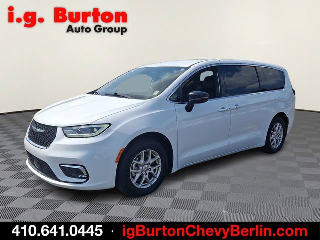 Used 2025 Chrysler Pacifica Select FWD image 3
