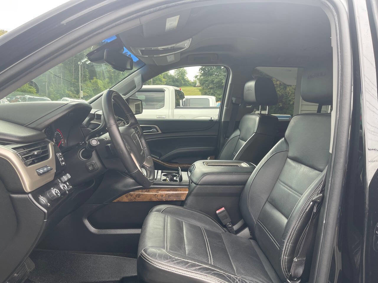 Used 2015 GMC Yukon XL Denali w/ Premium Package image 18