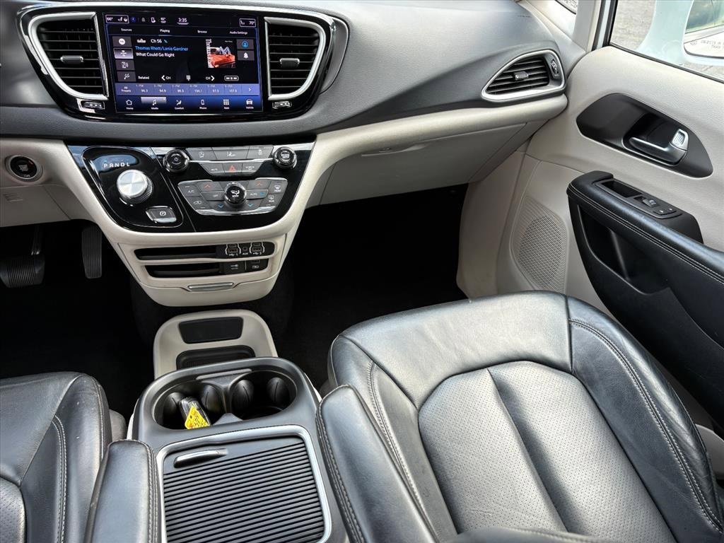 Used 2022 Chrysler Pacifica Touring-L image 5