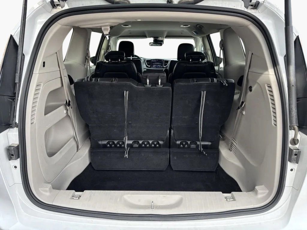 Used 2024 Chrysler Pacifica Touring-L image 32