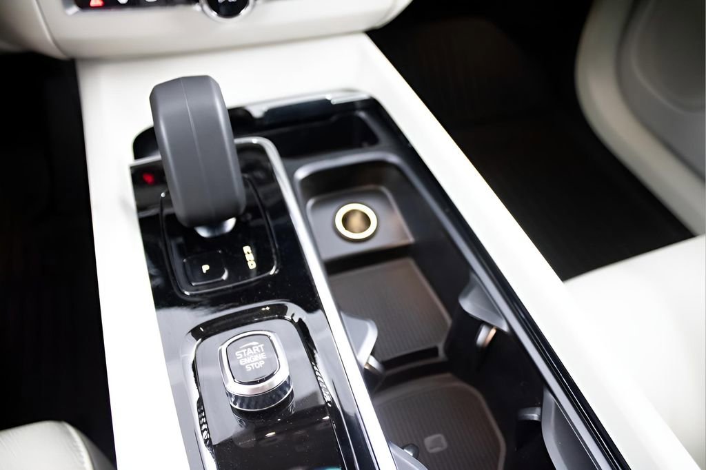 Certified 2025 Volvo XC60 T8 Plus w/ Protection Package Premier image 27