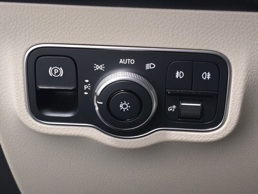 Used 2025 Mercedes-Benz GLB 250 4MATIC image 34