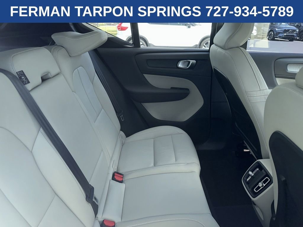 Used 2022 Volvo XC40 T4 Inscription image 5