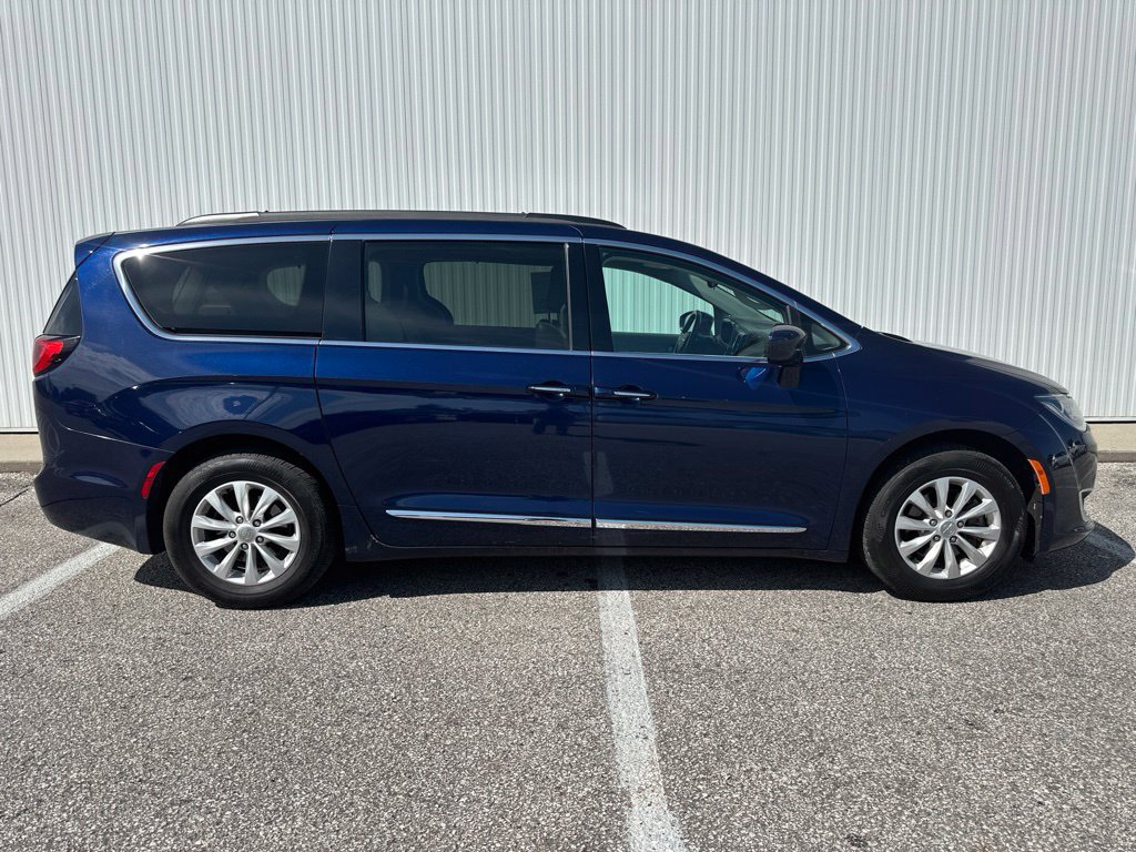 Used 2017 Chrysler Pacifica Touring-L FWD image 9