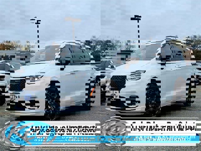 New 2026 Chrysler Pacifica Select