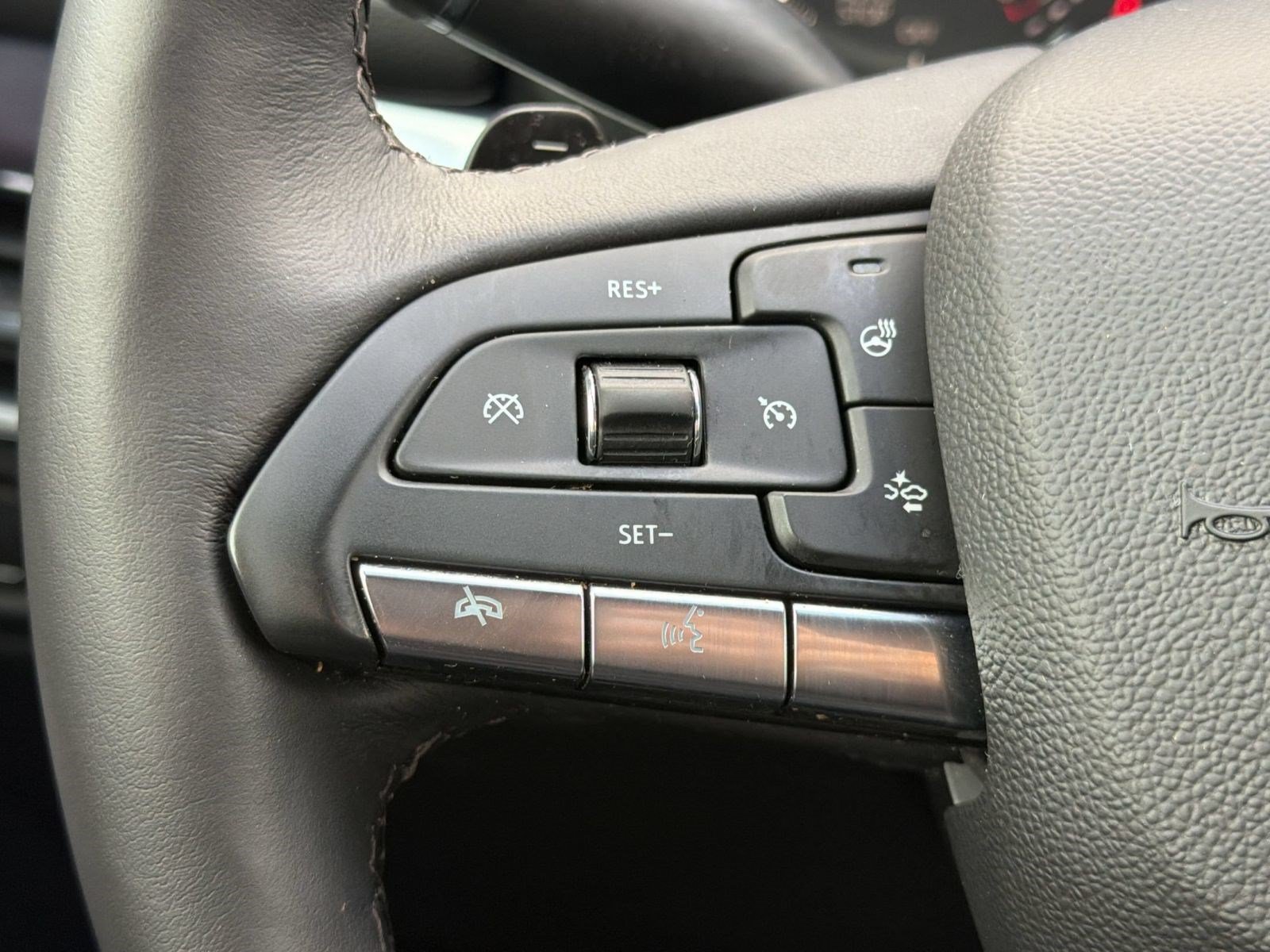 Used 2023 Cadillac XT4 Luxury w/ Cold Weather Package FWD image 15