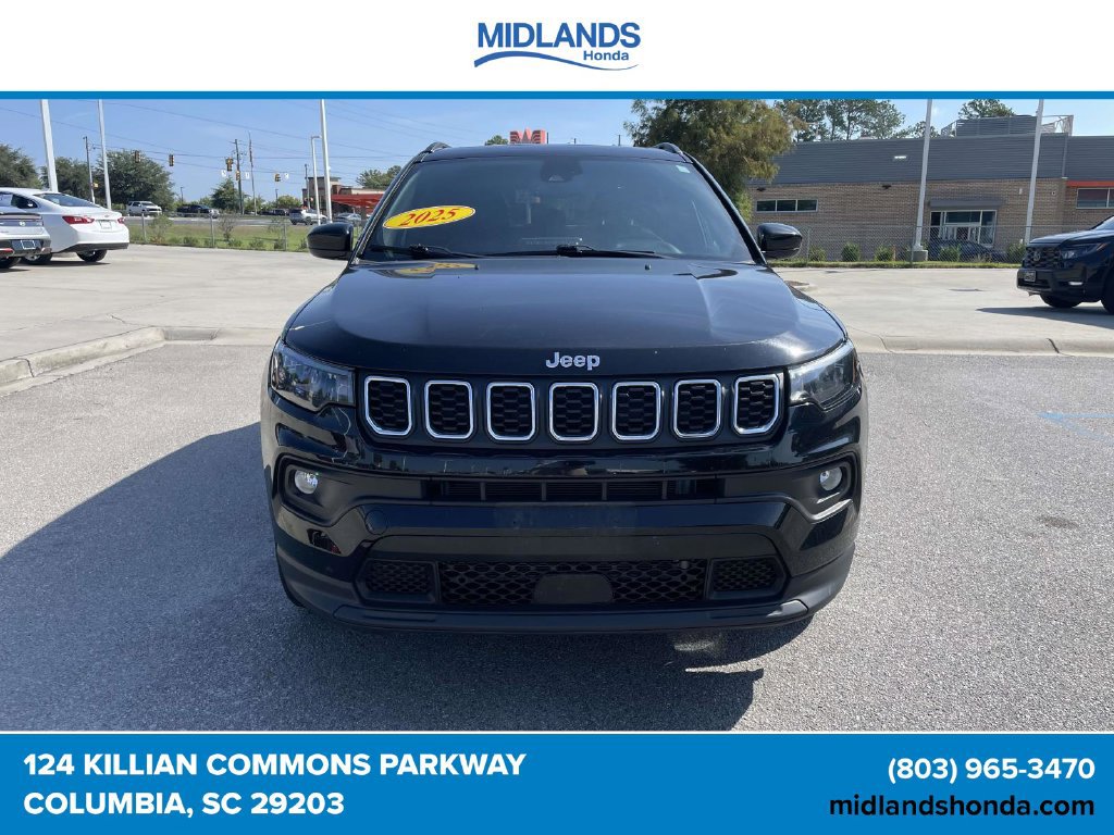 Used 2025 Jeep Compass Latitude w/ Sun & Sound Group AWD/4WD image 2