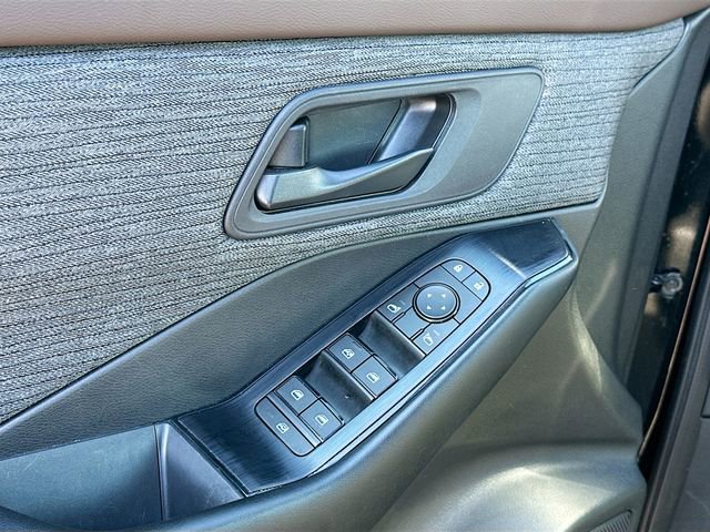 Used 2023 Nissan Rogue S image 17