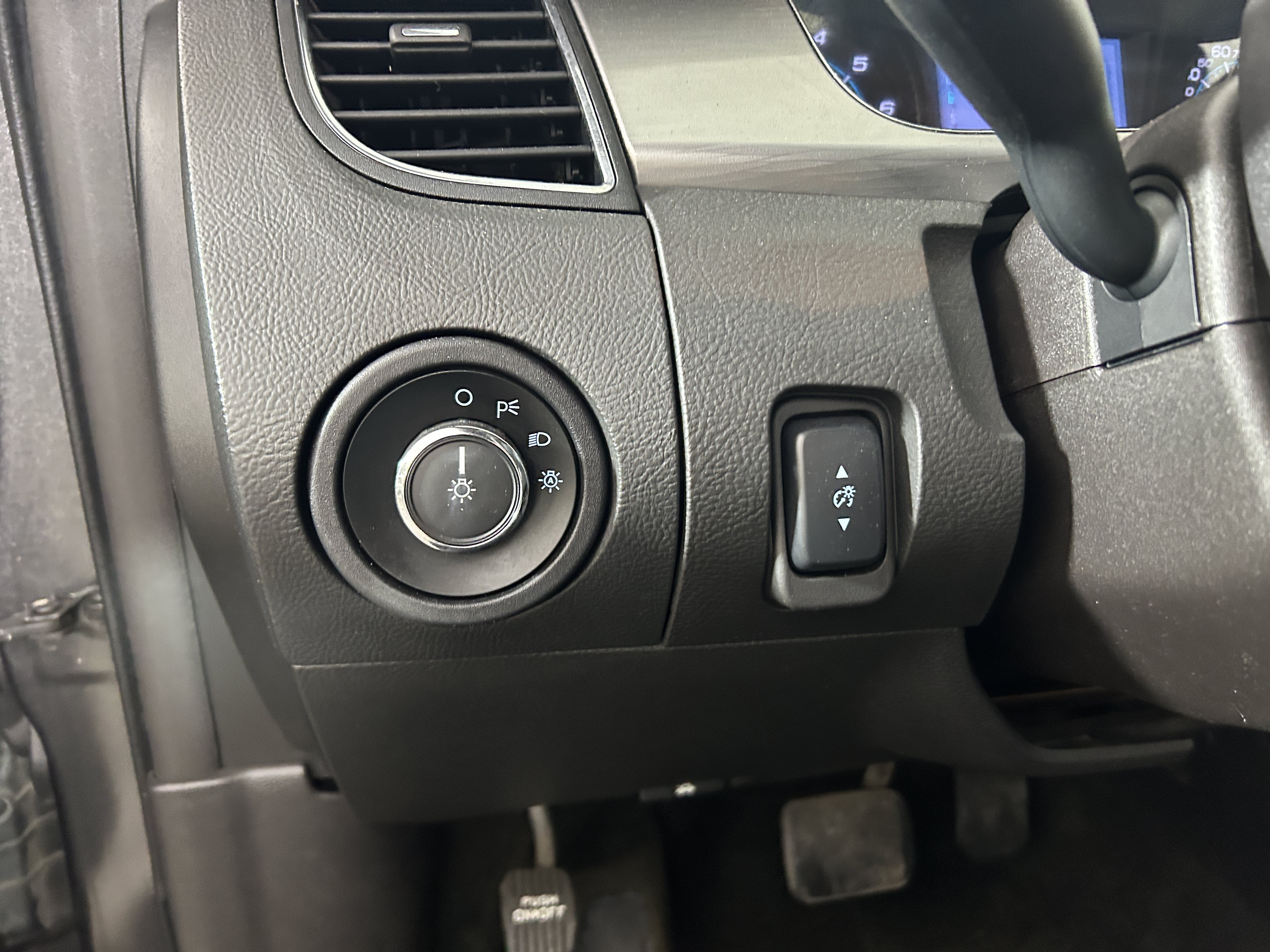 Used 2015 Ford Taurus SEL AWD/4WD image 16
