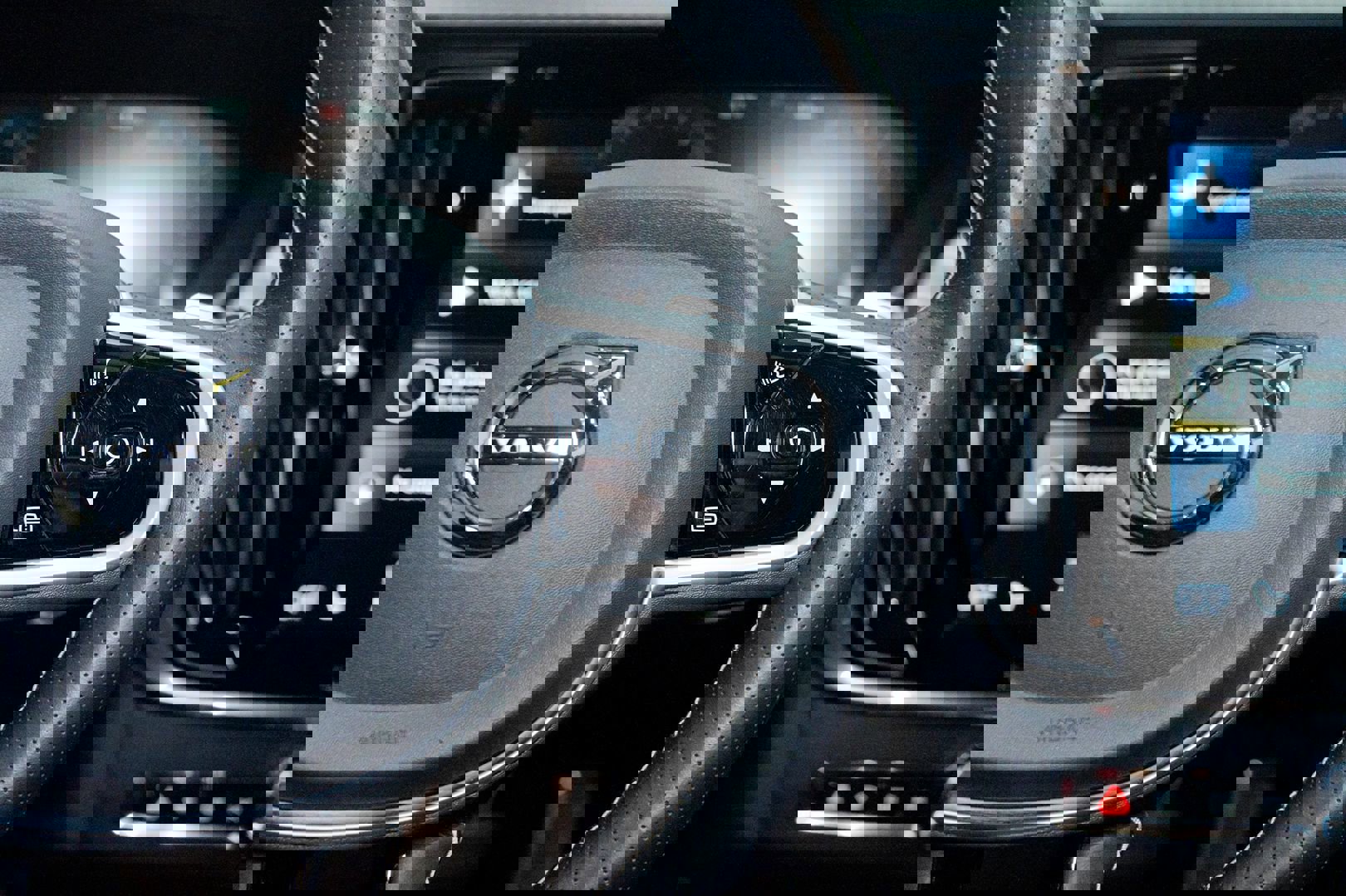 Used 2019 Volvo V90 T5 R-Design w/ Protection Package Premier image 41