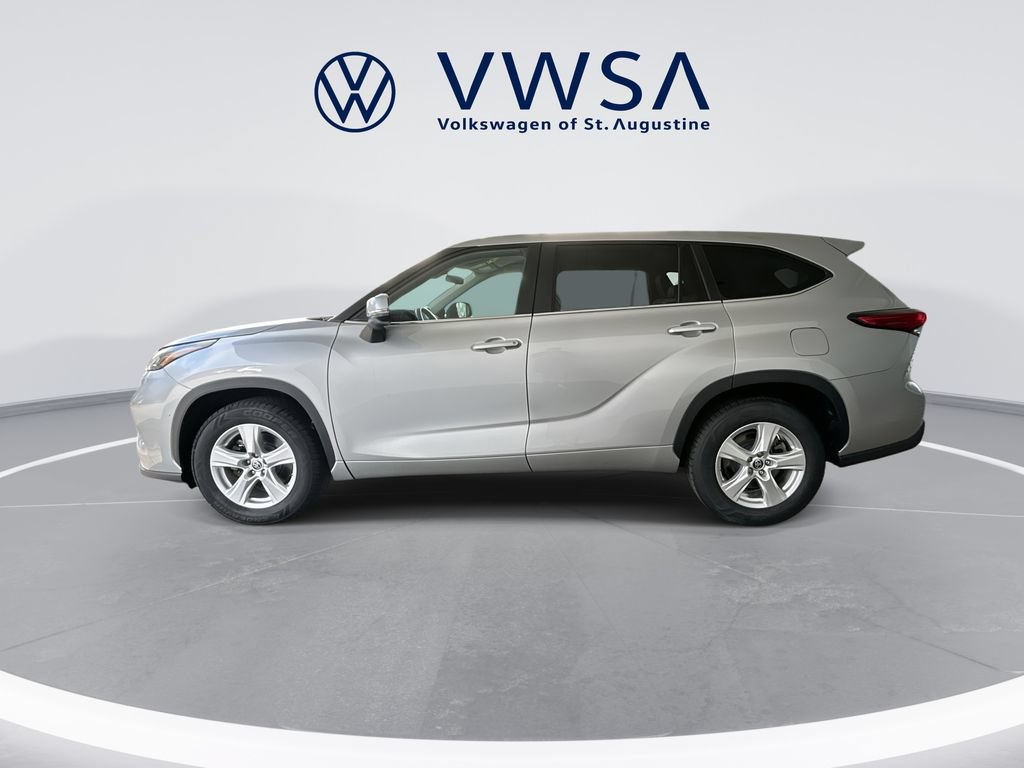 Used 2023 Toyota Highlander LE FWD image 4