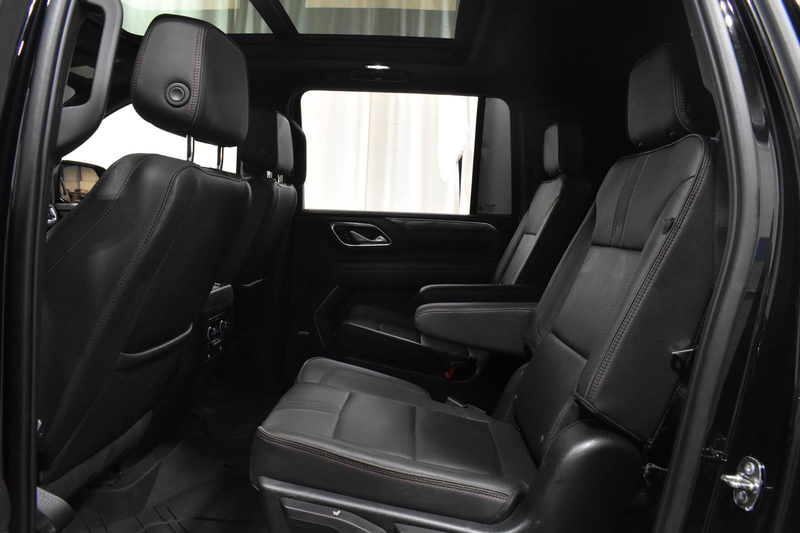 Used 2022 Chevrolet Suburban RST w/ Luxury Package AWD/4WD image 7