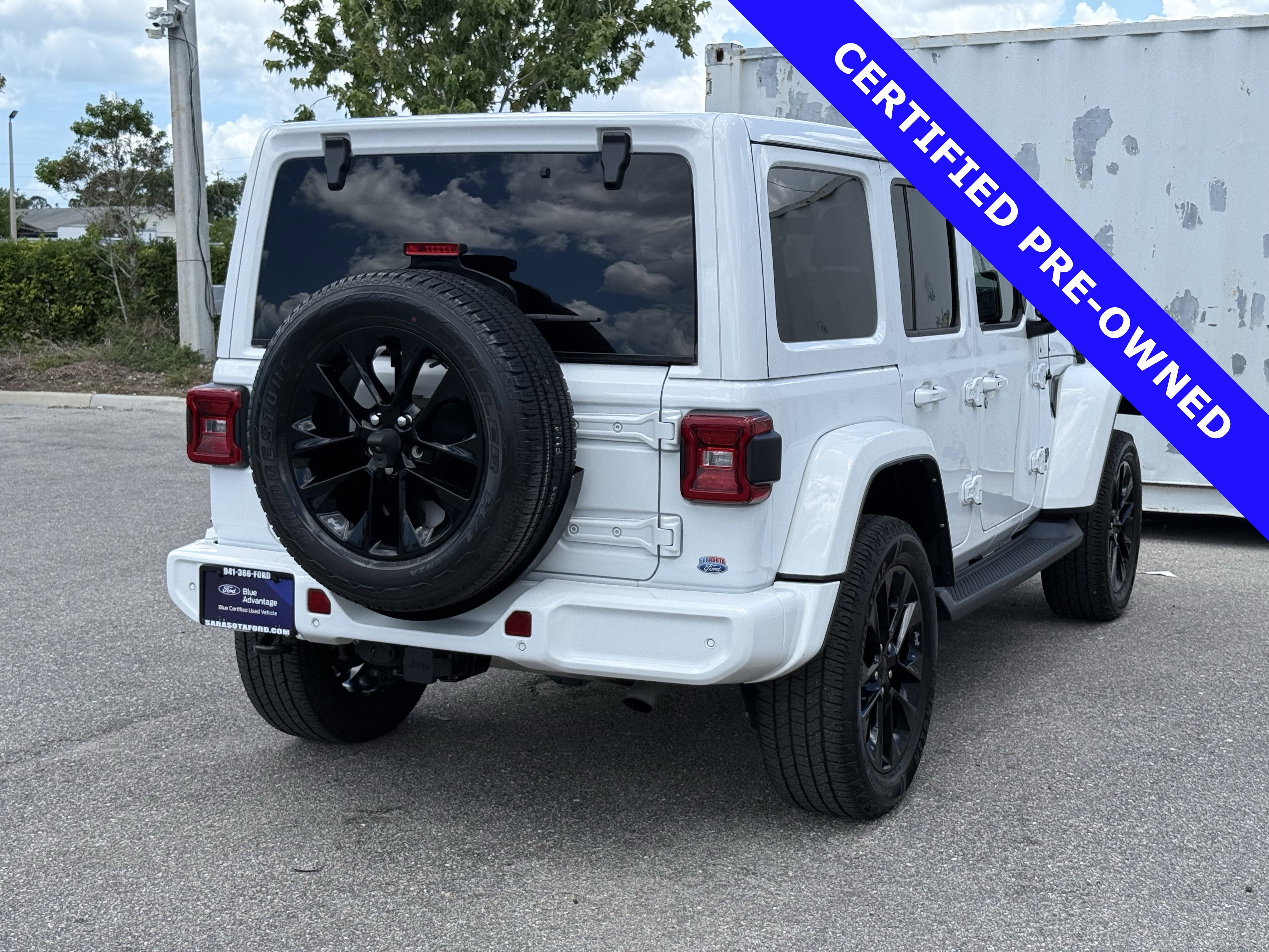 Used 2021 Jeep Wrangler Unlimited Sahara AWD/4WD image 4