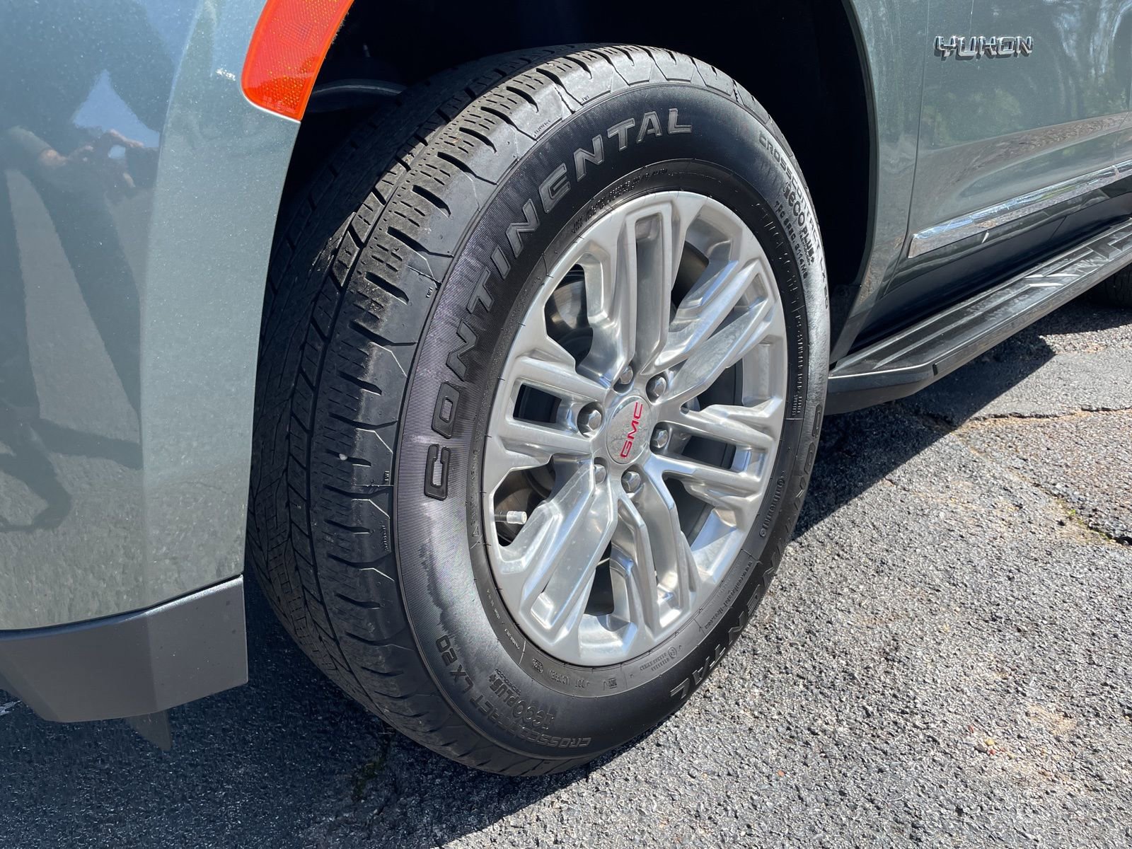 Used 2024 GMC Yukon SLT w/ SLT Luxury Package image 10