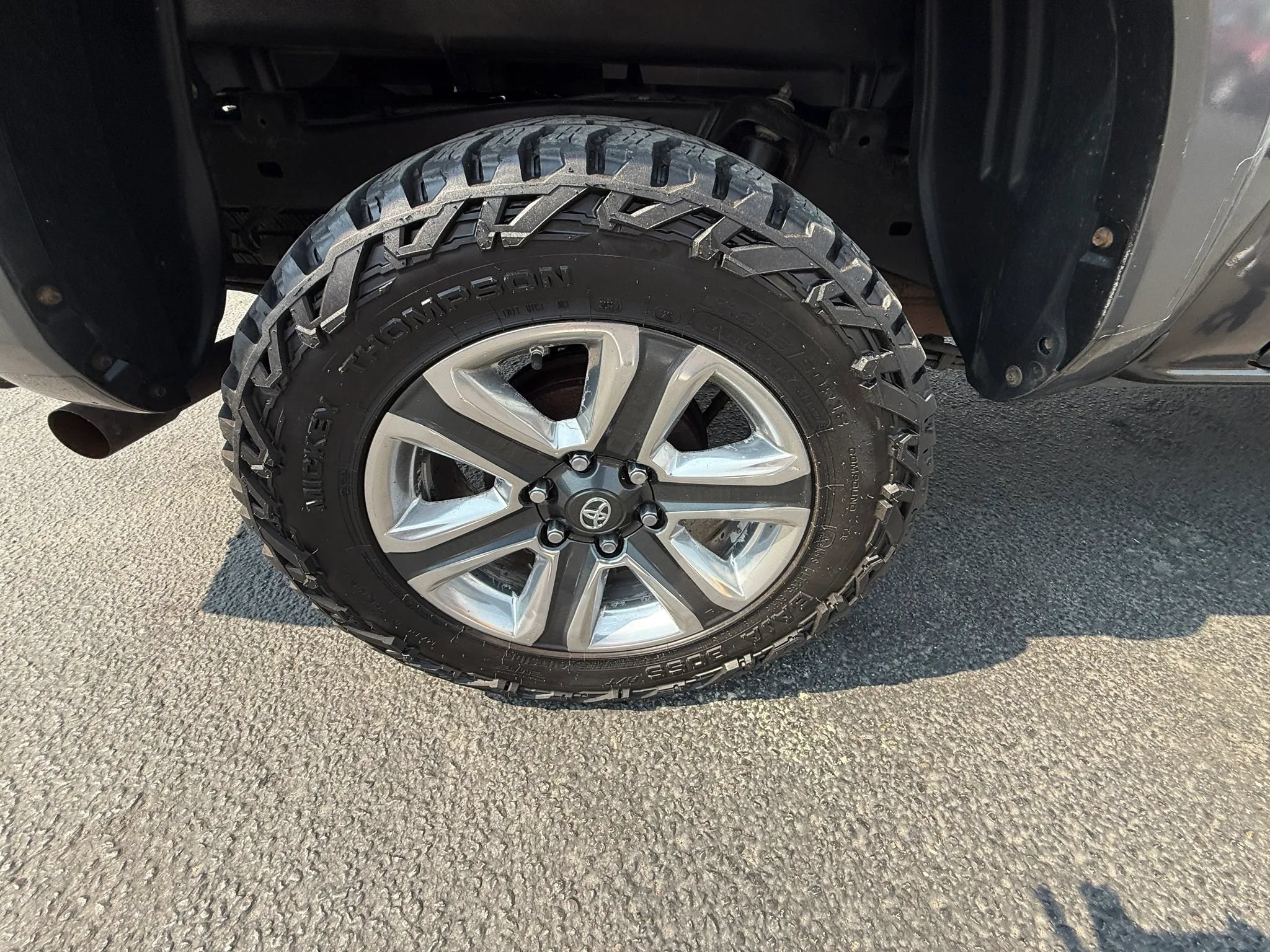 Used 2016 Toyota Tacoma Limited w/ Towing Package AWD/4WD image 16