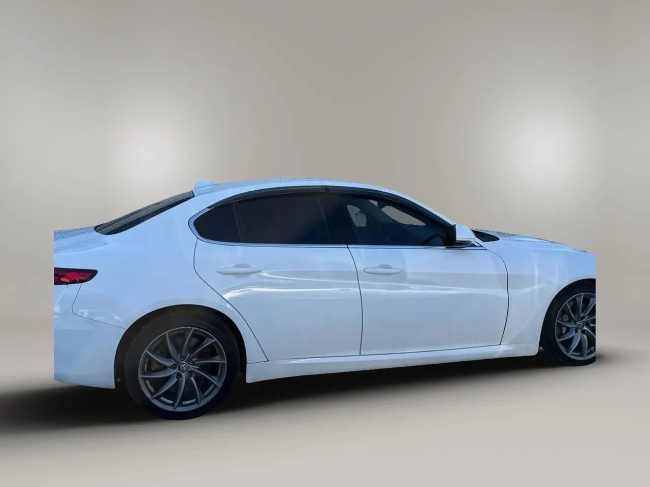 Used 2017 Alfa Romeo Giulia RWD image 4