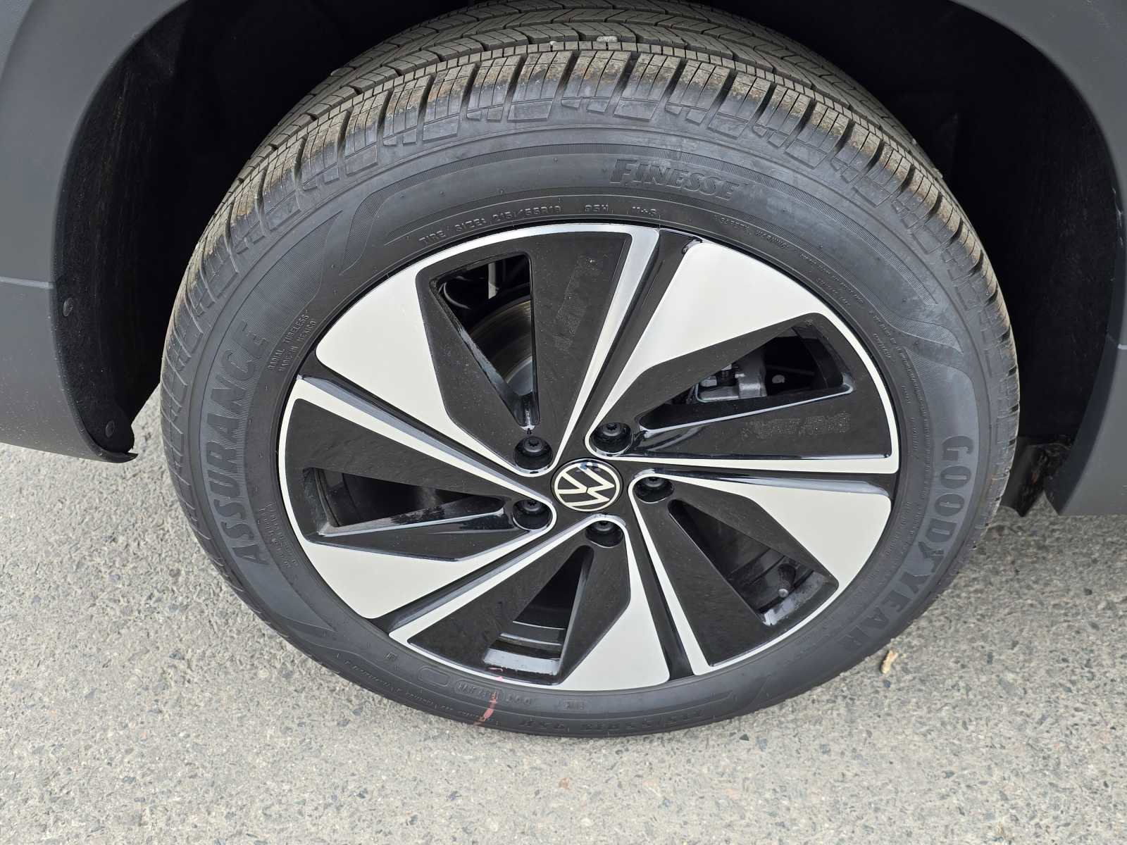 New 2024 Volkswagen Taos SE image 9