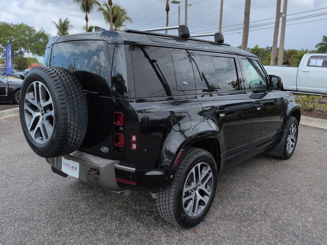 Used 2023 Land Rover Defender 110 X-Dynamic SE image 5