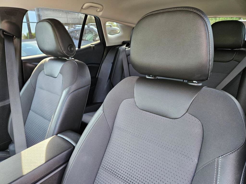 Used 2025 Chevrolet Trax LT FWD image 16