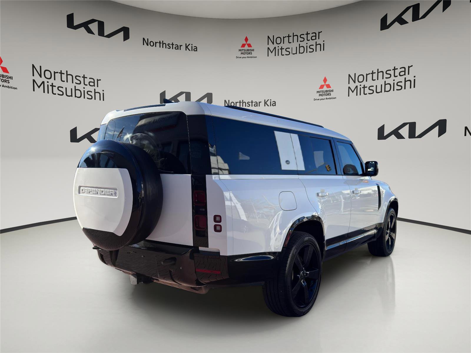 Used 2024 Land Rover Defender 130 X-Dynamic SE image 3