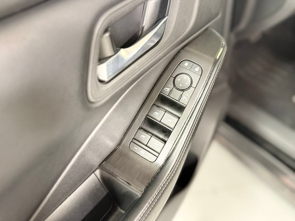 Used 2025 Nissan Rogue SV FWD image 12