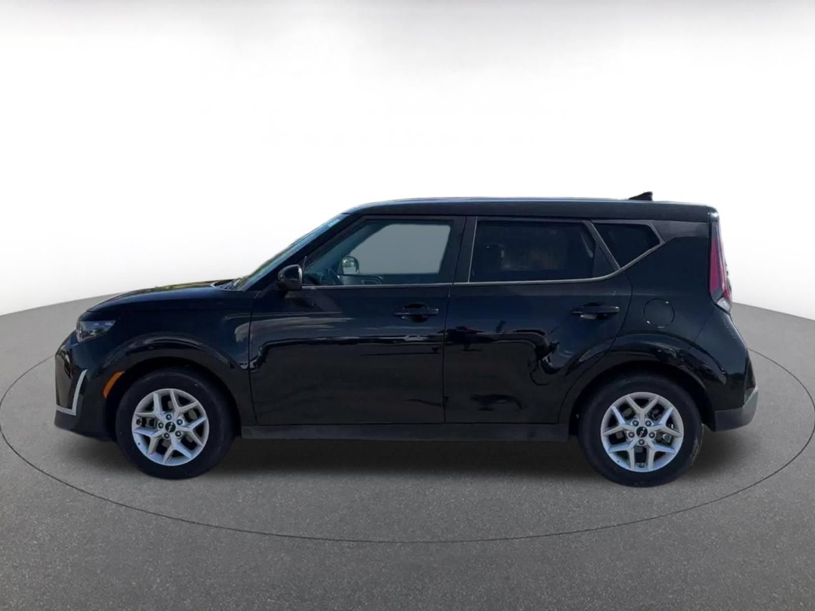 Used 2025 Kia Soul LX w/ LX Technology Package FWD image 8