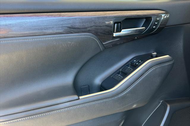Certified 2021 Toyota Highlander Limited AWD/4WD image 12