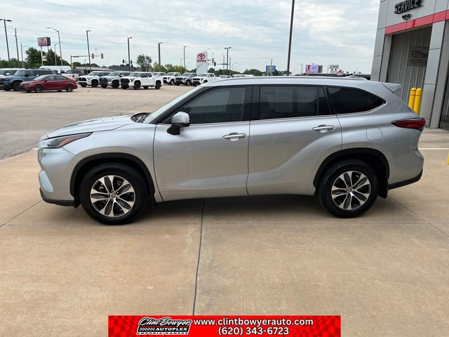Used 2022 Toyota Highlander XLE AWD/4WD image 2