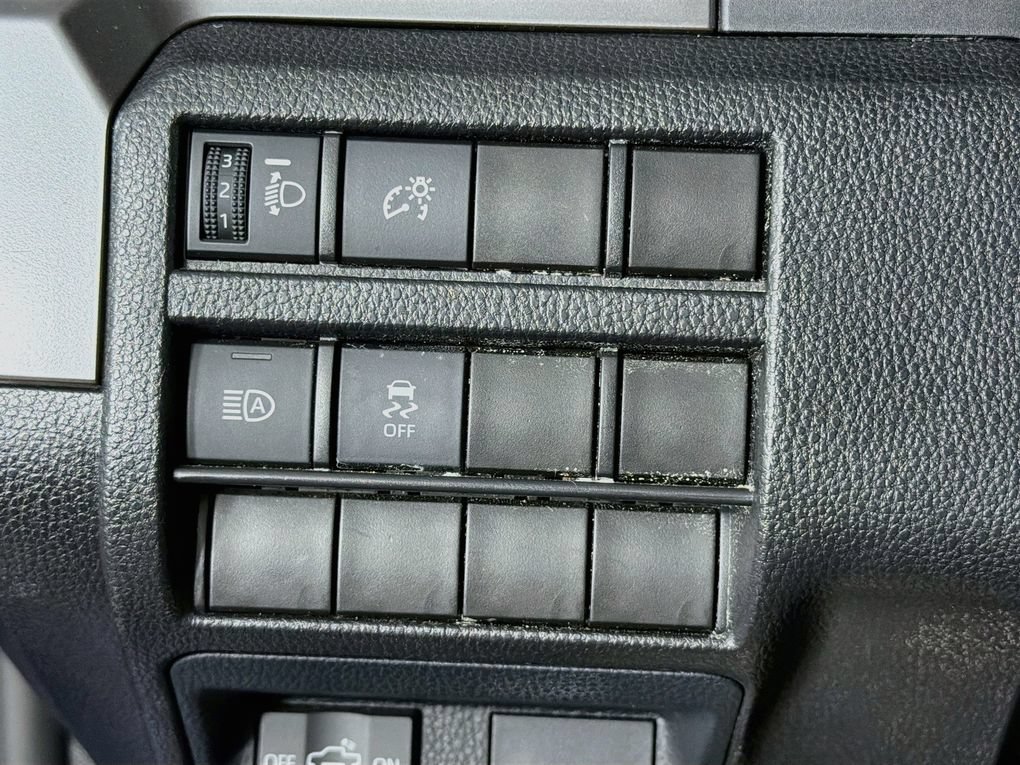 Used 2025 Toyota Tacoma SR5 AWD/4WD image 15