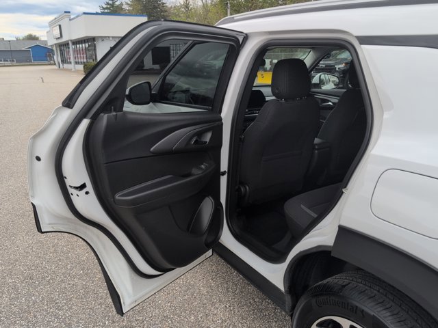 Used 2025 Chevrolet TrailBlazer LT w/ LT Cold Weather Package AWD/4WD image 24