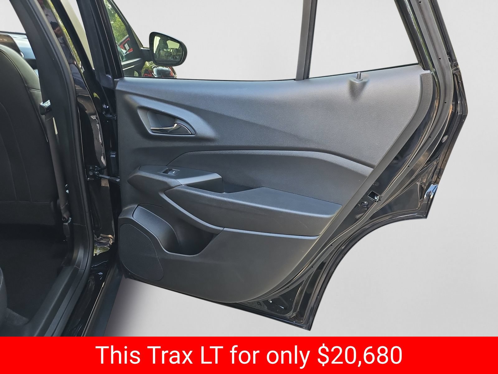 Used 2025 Chevrolet Trax LT FWD image 37