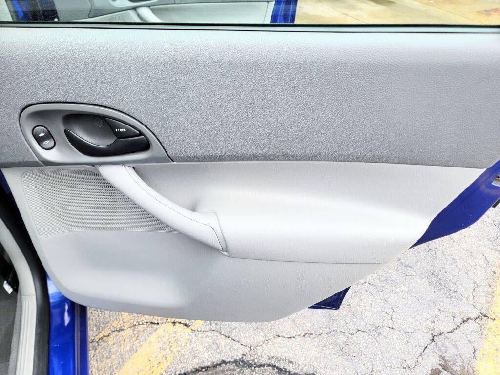 Used 2005 Ford Focus ZX4 Sedan FWD image 16