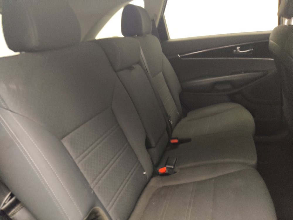 Used 2020 Kia Sorento LX image 19