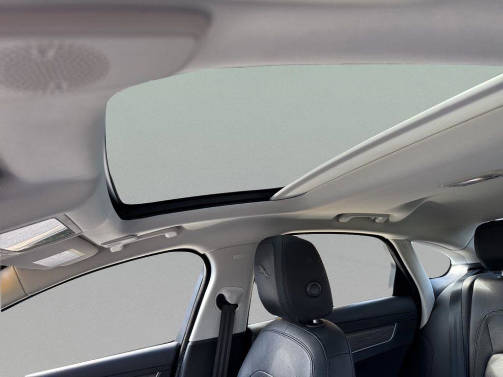 Used 2022 Jaguar XF SE image 19