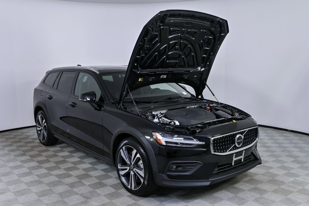 Certified 2025 Volvo V60 B5 Cross Country Plus image 34
