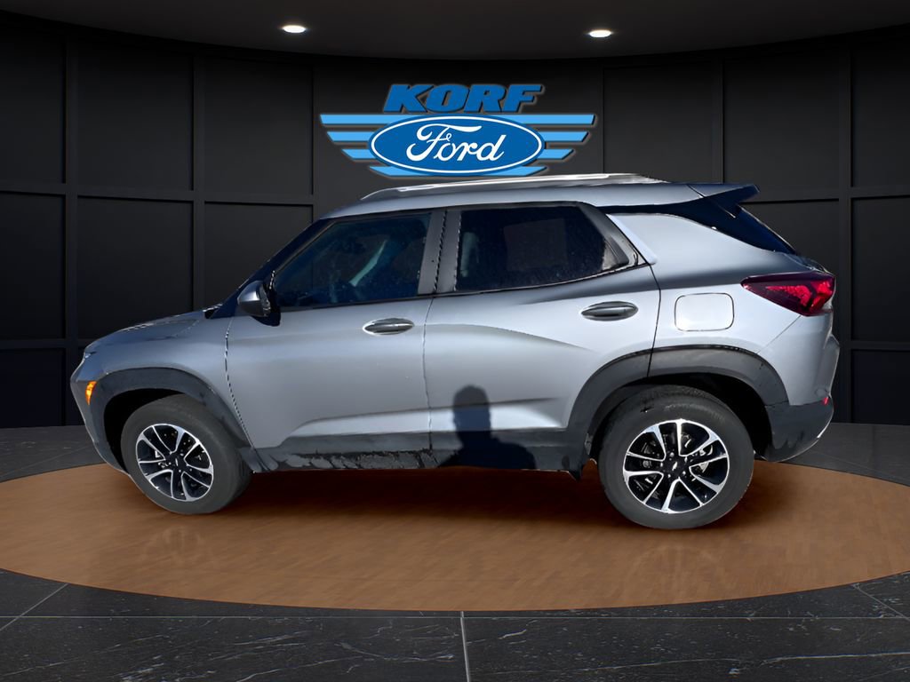 Used 2025 Chevrolet TrailBlazer LT image 2