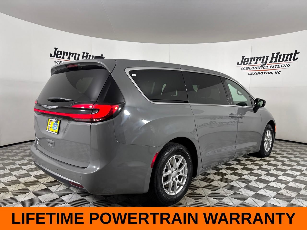 Used 2025 Chrysler Pacifica Select FWD image 6