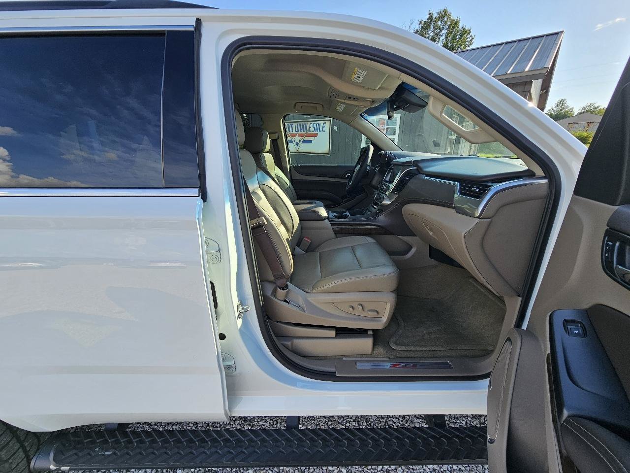 Used 2018 Chevrolet Tahoe LT w/ Luxury Package AWD/4WD image 38