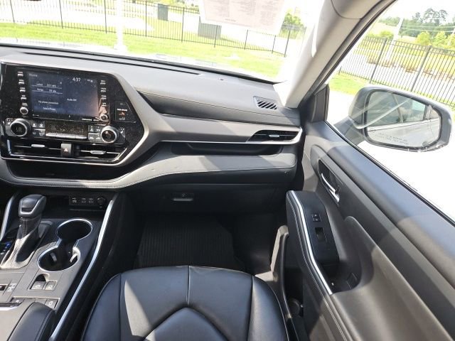 Used 2022 Toyota Highlander XLE FWD image 38