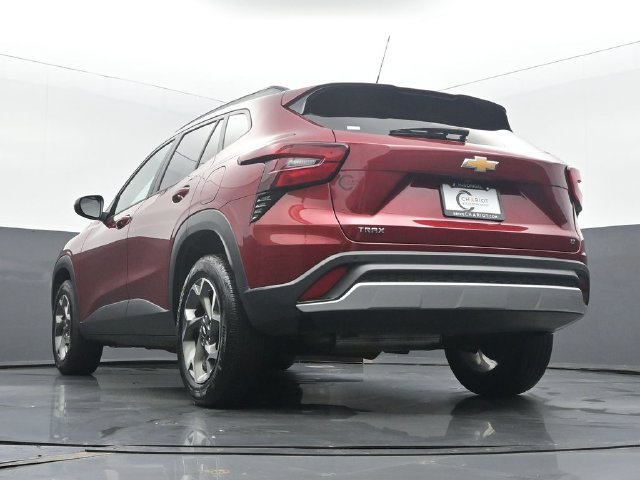 Used 2024 Chevrolet Trax LT w/ Sunroof Package FWD image 47