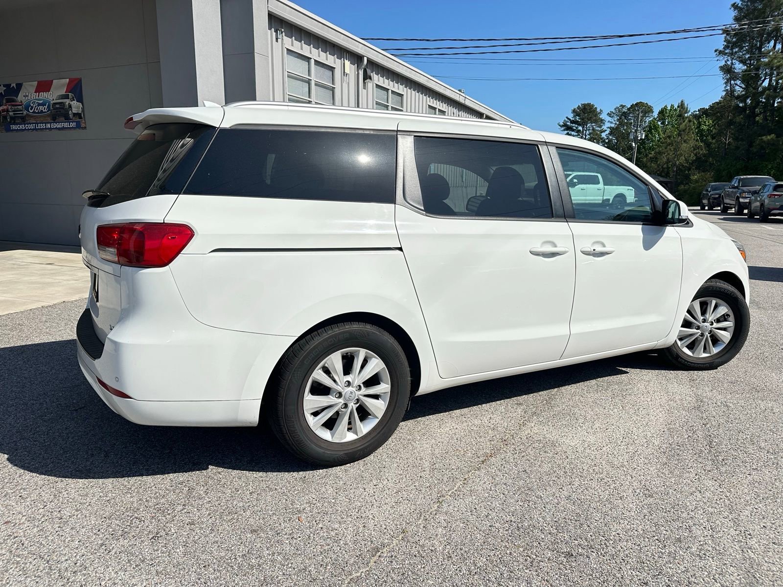 Used 2017 Kia Sedona LX w/ LX Essentials Premium Package image 4