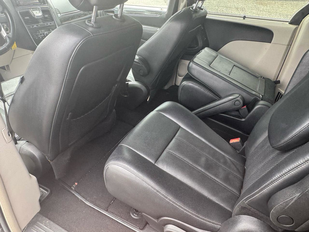 Used 2012 Chrysler Town & Country Touring-L w/ Entertainment Group #2 FWD image 14