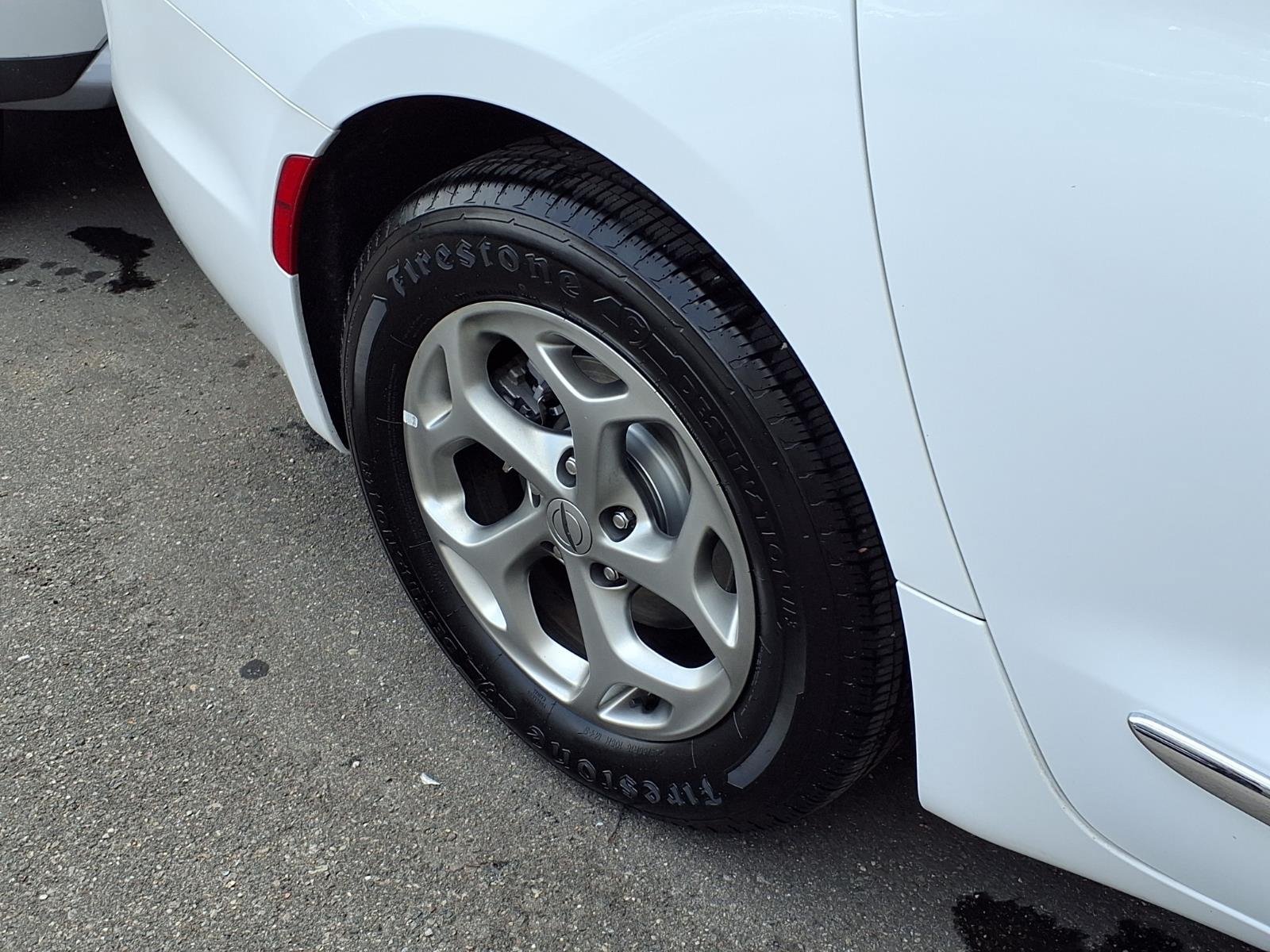 Certified 2023 Chrysler Pacifica Limited FWD image 33