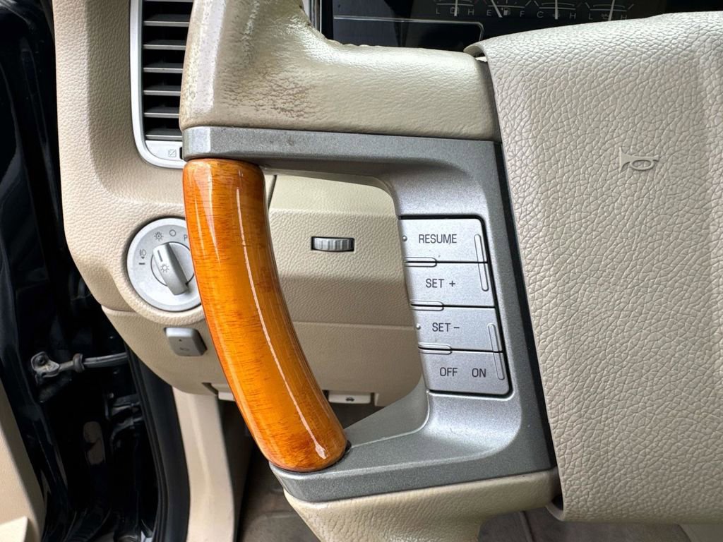 Used 2010 Lincoln Navigator 2WD image 23