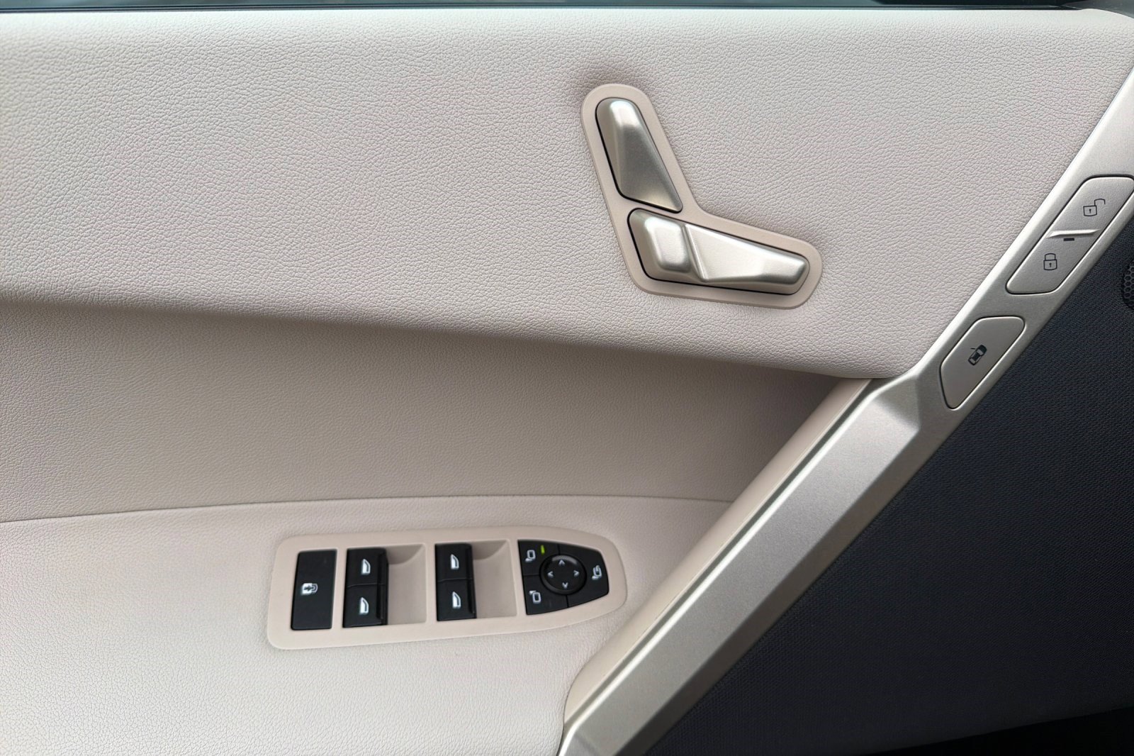 Certified 2023 BMW iX xDrive50 w/ BMW I Signature Blue Package image 12